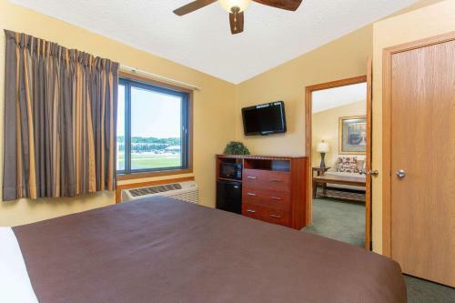 Hotel Americinn West Bend
