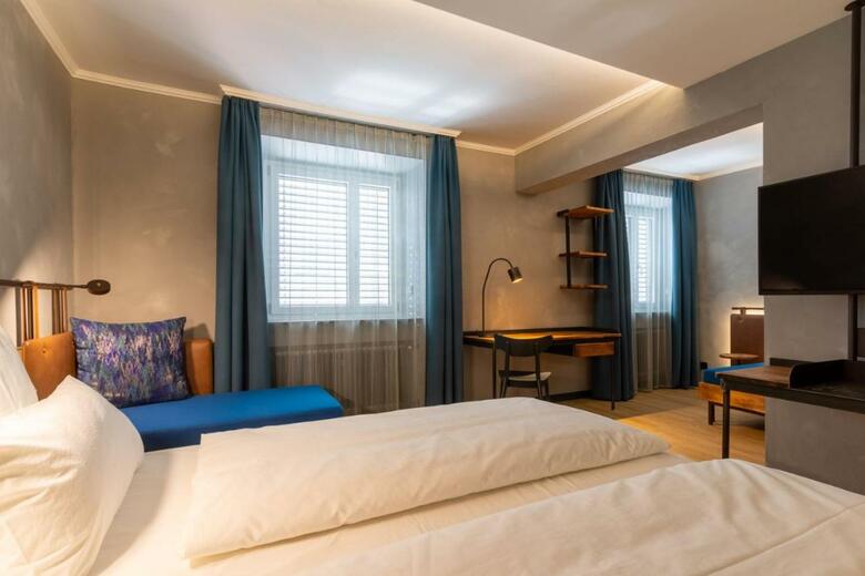 Uns�ld's Factory Hotel