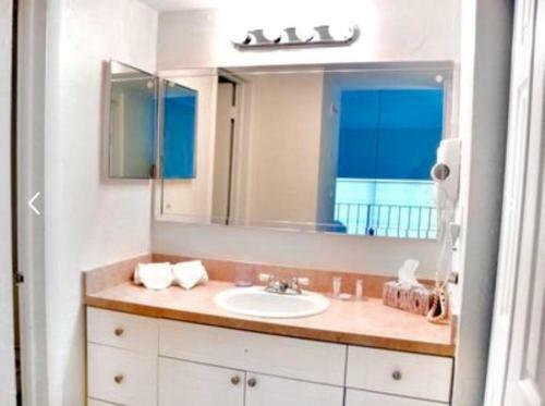 Hotel Suites At Coral Reef Resort