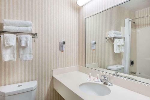 Hotel Baymont Inn & Suites