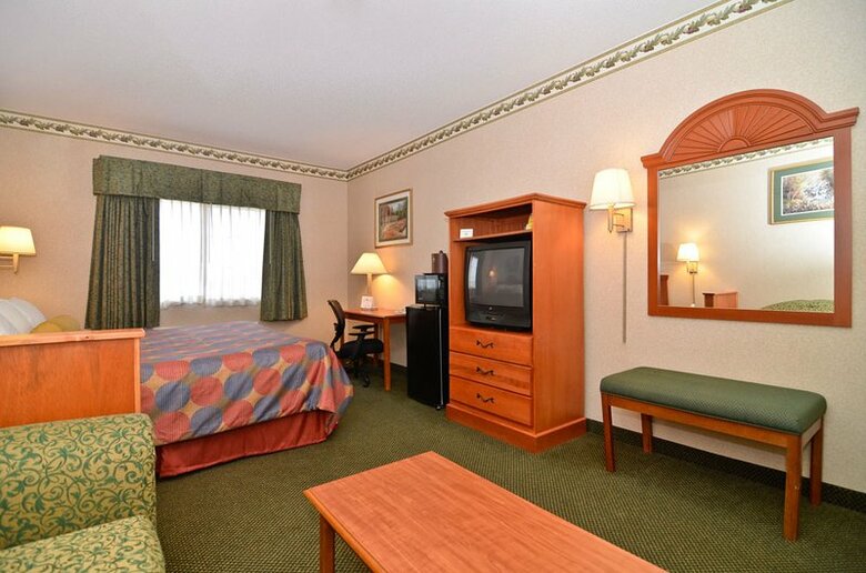 Posada Best Western Plus Napoleon Inn & Suites