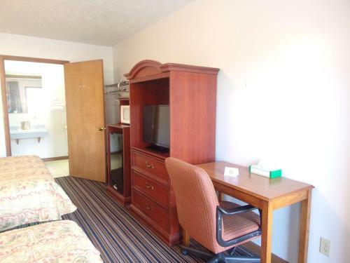 Huggy Bear Motel - Warren