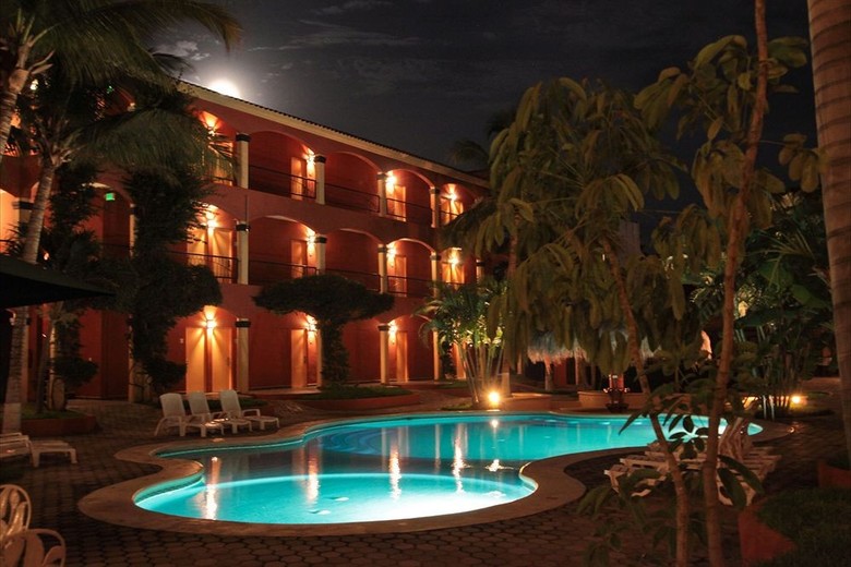 Hotel Estancia Real