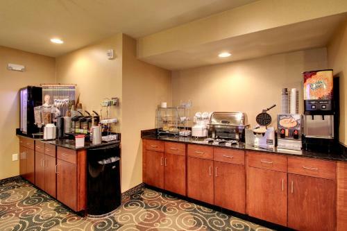 Cobblestone Hotel And Suites - Newton