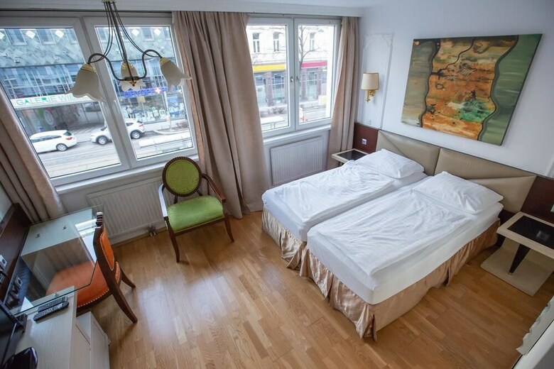 Hotel Attache