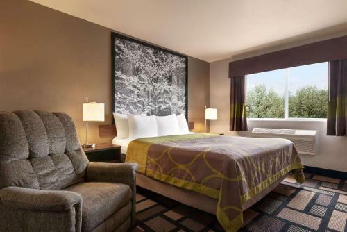 Motel Super 8 Akron-green
