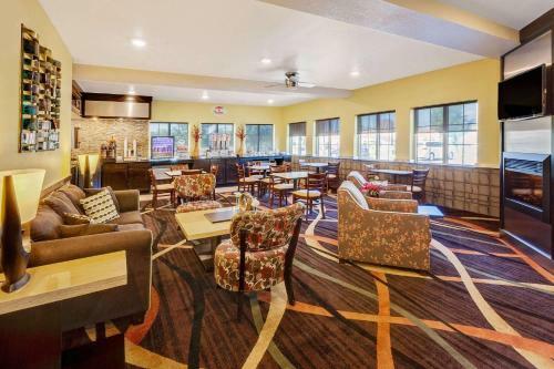 Motel Super 8 Akron-green