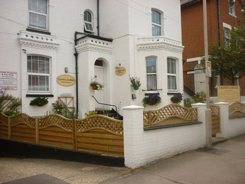 Hostal Crown Lodge Guest House
