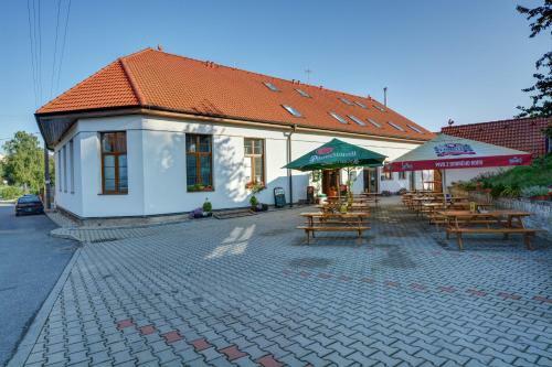 Hostal Restaurace A Penzion U Novaku