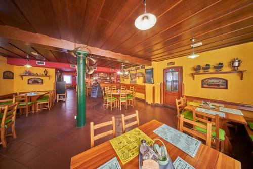 Hostal Pension & Restaurace Zelen� Ml�n