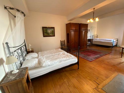Ch�teau De Bussolles & 2 G�tes