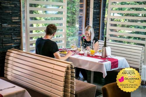 Horsk� Hotel ?eladenka / Mountain Resort