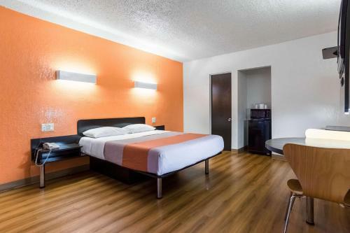 Motel 6 Long Beach International City