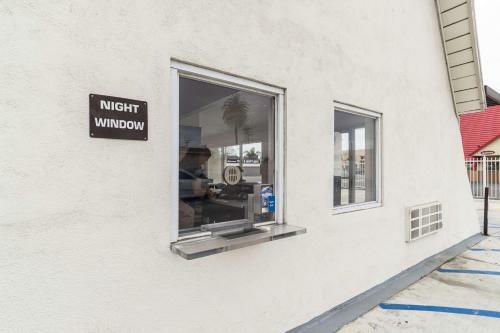 Motel 6 Long Beach International City