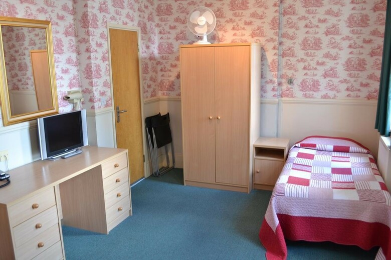 Hostal Garden Court Hotel