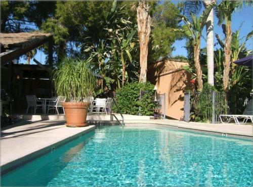 Posada Triangle Inn - Clothing Optional Resort For Men