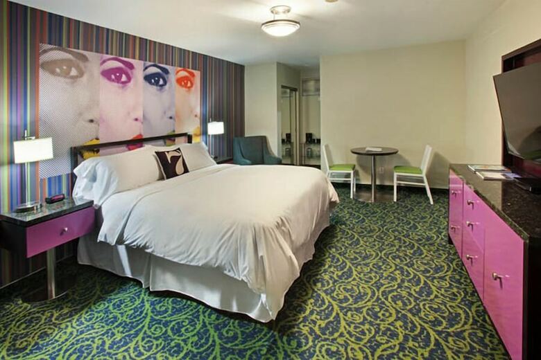 Hotel 7 Springs Inn & Suites