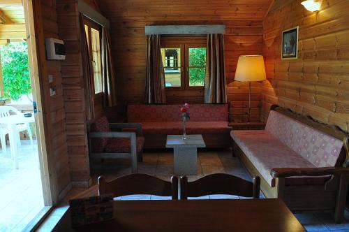 Sandy's Studios Apartments & Log-villas