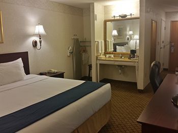 Hotel Gateway Inn & Suites