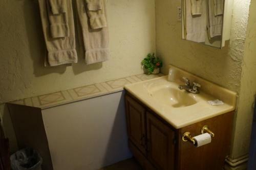 Hostal 463 Beacon Street Guest House