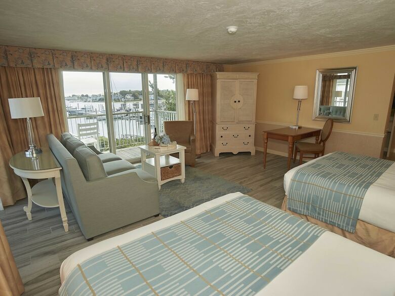 Hotel Anchor In Distinctive Waterfront Lodging