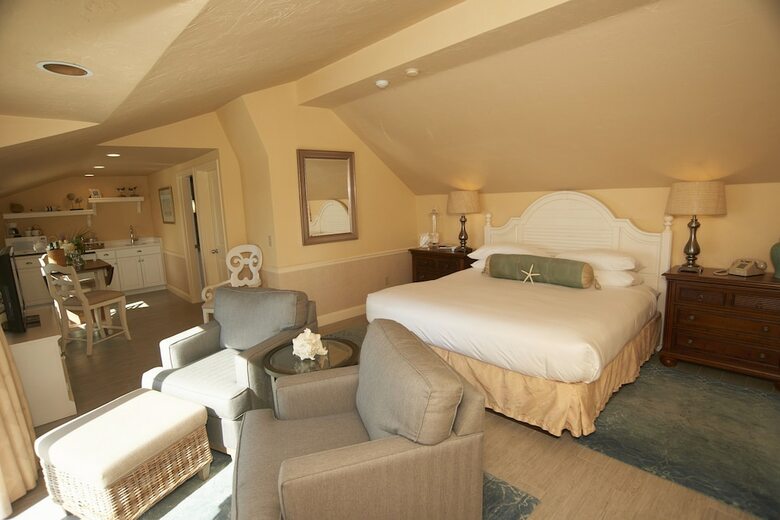 Hotel Anchor In Distinctive Waterfront Lodging