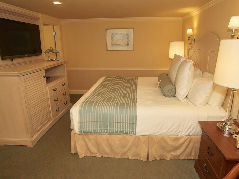 Hotel Anchor In Distinctive Waterfront Lodging