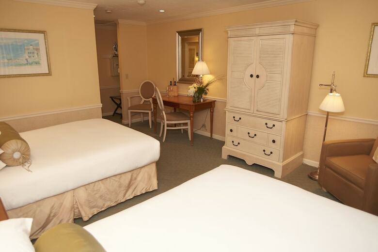 Hotel Anchor In Distinctive Waterfront Lodging