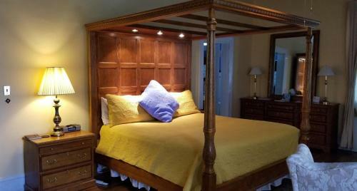 Morehead Manor Bed And Breakfast