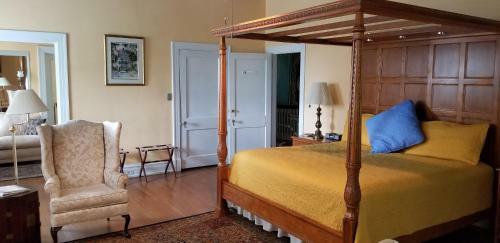 Morehead Manor Bed And Breakfast