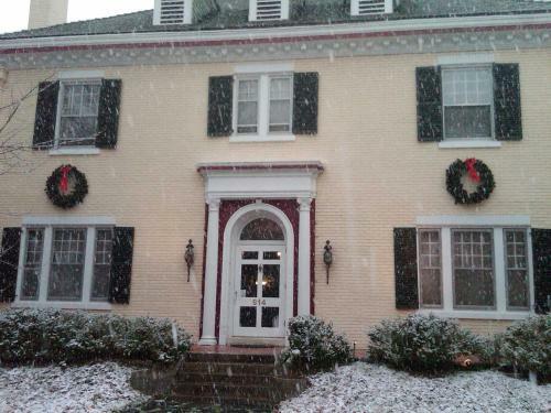 Morehead Manor Bed And Breakfast