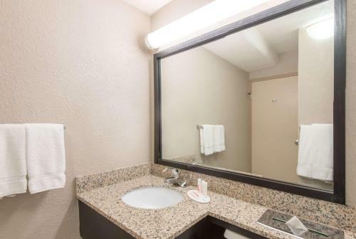 Hotel Ramada Cumberland Downtown