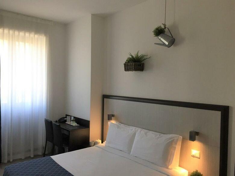 Esco Hotel
