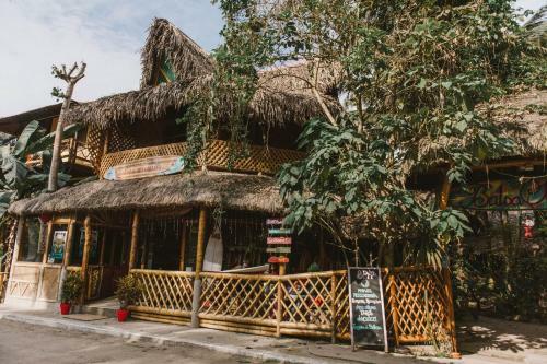 Hostal Balsa Surf Camp
