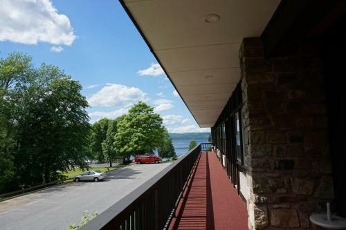 Hotel Dunham's Bay Resort