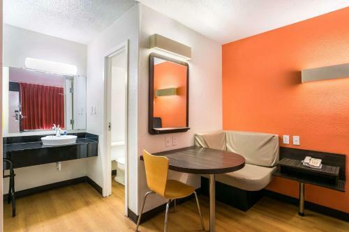Motel 6 Baltimore Harbor South