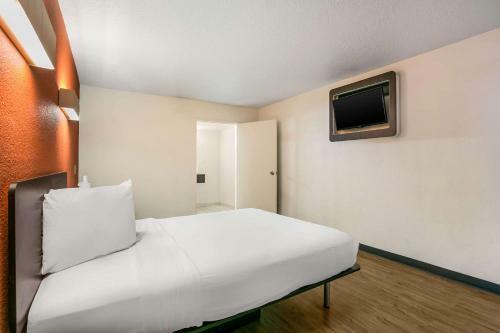 Motel 6 Baltimore Harbor South
