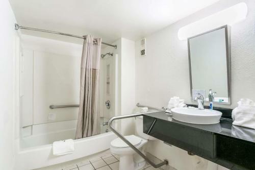 Motel 6 Baltimore Harbor South