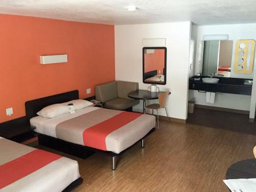 Motel 6 Uvalde