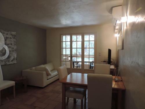 Les Garrigues De La Vall�e Des Baux
