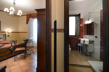 Pinto Storey Hotel