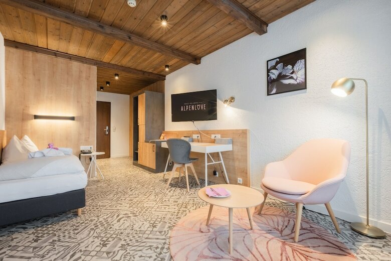 Alpenhotel ...fall In Love
