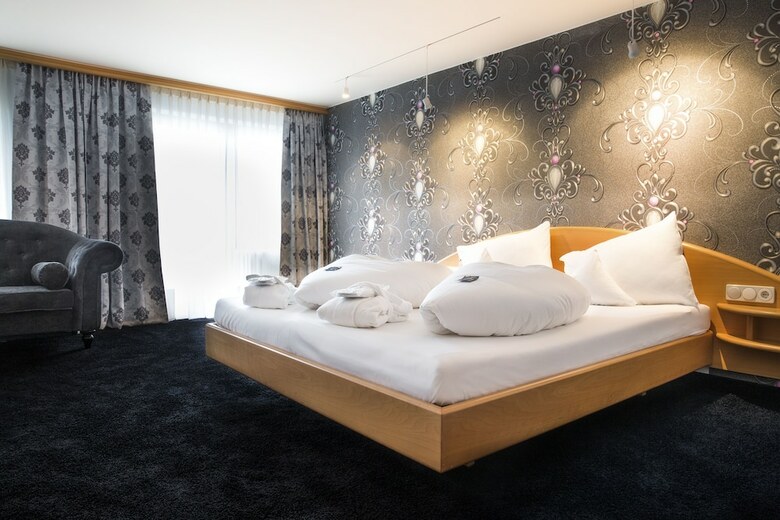 Alpenhotel ...fall In Love