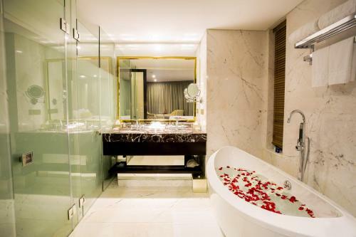 Holiday Beach Da Nang Hotel And Spa