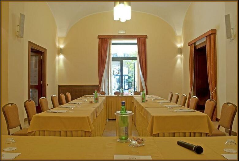 Le Chemin�e Business Hotel