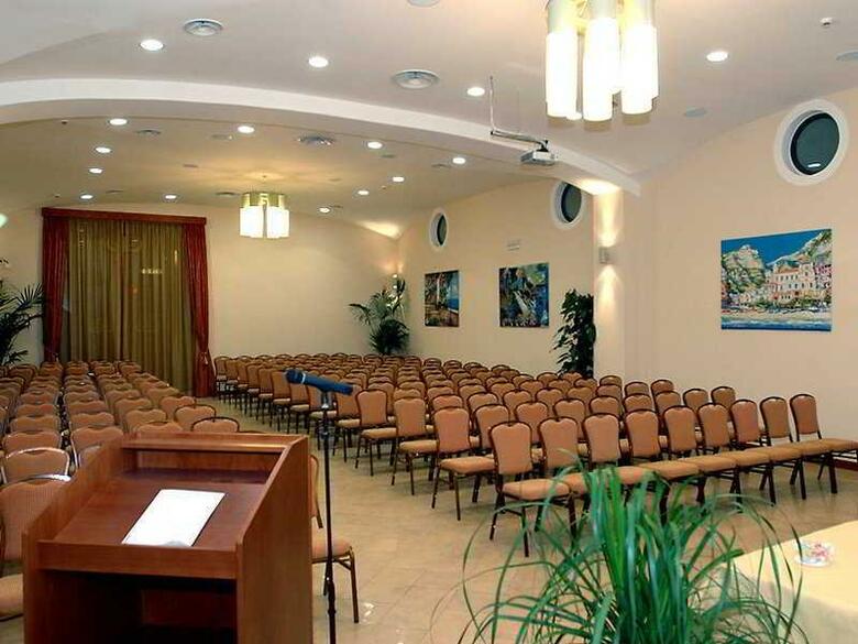 Le Chemin�e Business Hotel