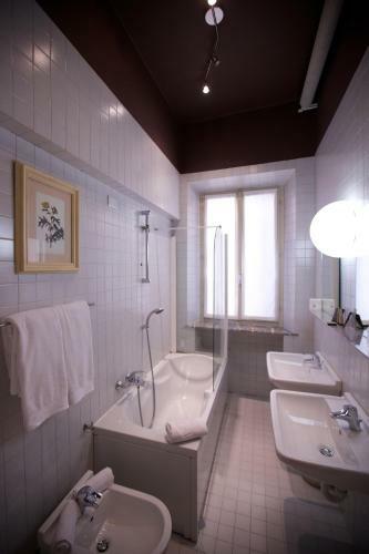 Broletto, L'hotel E La Residenza