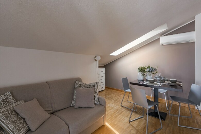 Hostal Vialeromadodici Rooms & Apartments