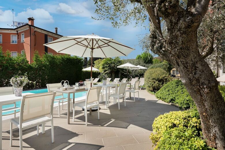 Hostal Vialeromadodici Rooms & Apartments