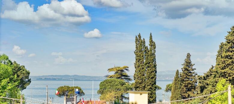 Hostal Vialeromadodici Rooms & Apartments